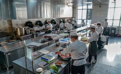大廠年輕人涌向餐飲業 理性回歸還是新式內卷？